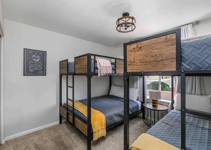 Spacious Backyard W Free Heated Pool, Tv And Bbq Dom wakacyjny *