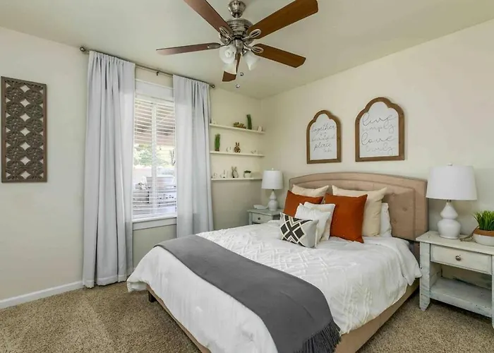 Spacious Backyard W Free Heated Pool, Tv And Bbq *